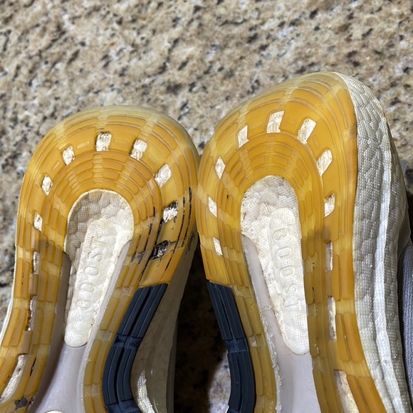 Adidas UltraBoost 22 - Picture 6 of 9
